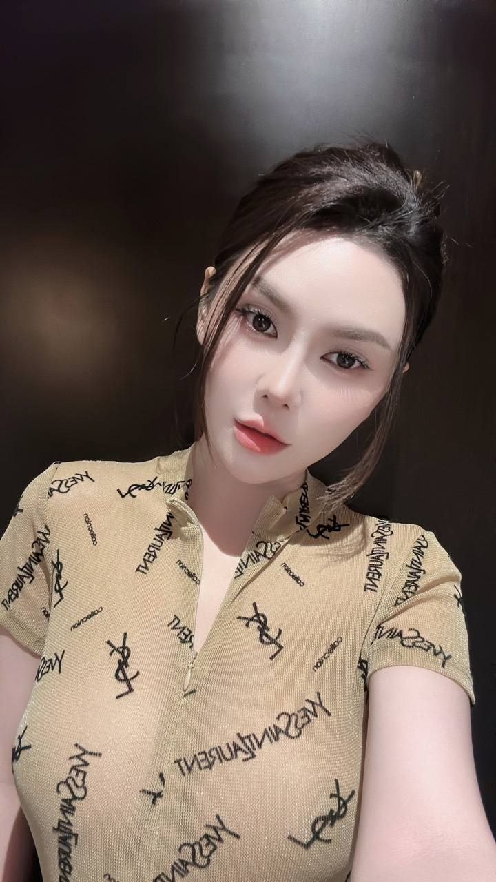 RAGAZZA ORIENTALE PICCOLINA 22 enne TROIETTA ADORO SUCCHIARE 2